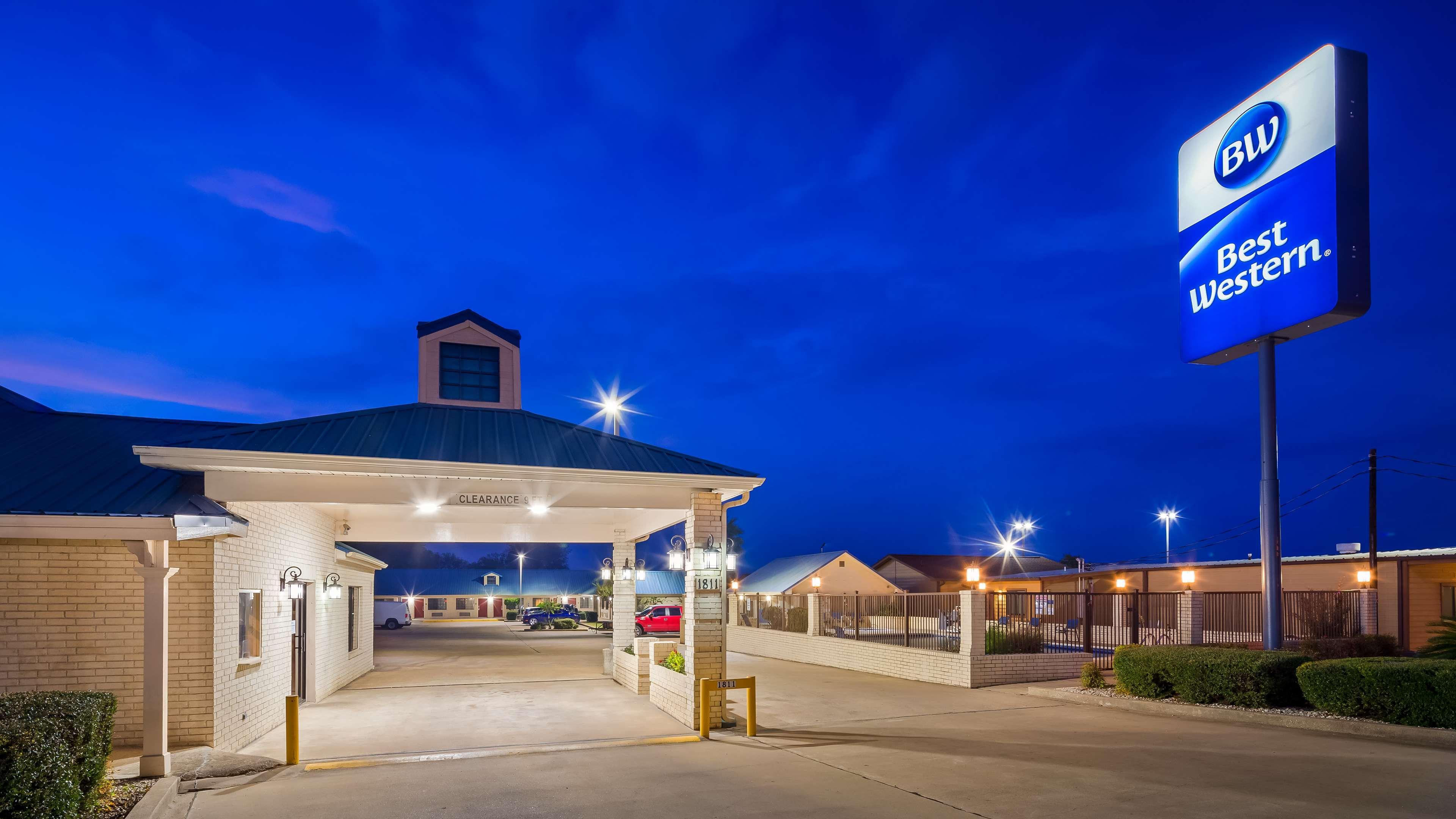 Best Western Regency Inn & Suites Gonzales Extérieur photo