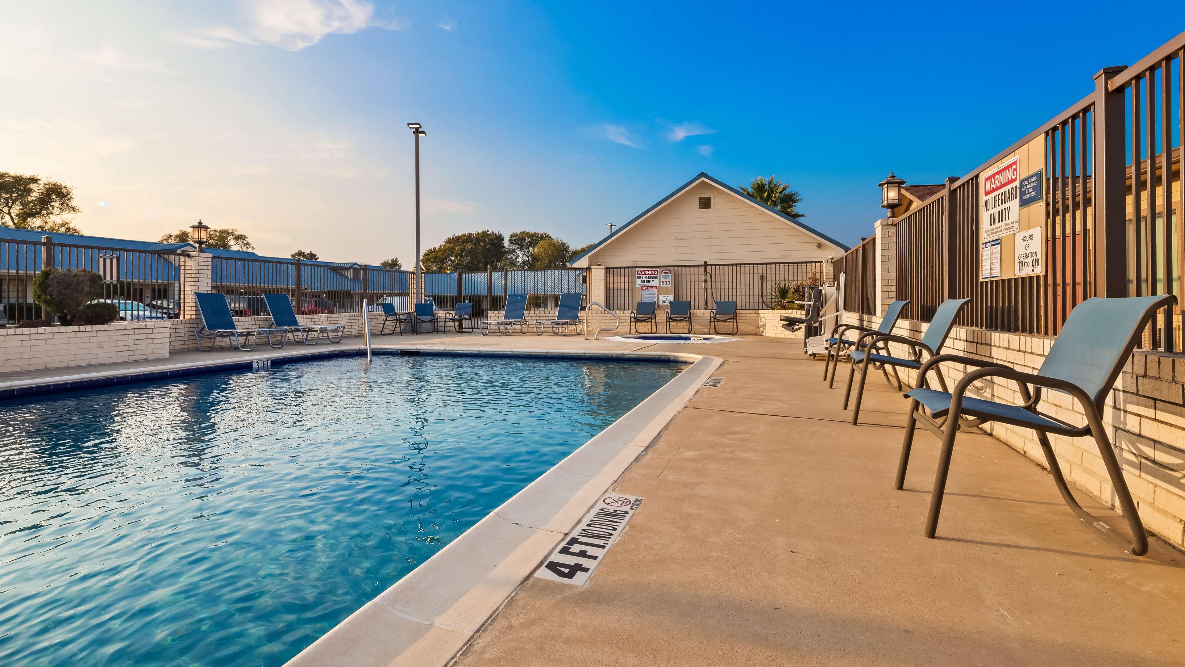 Best Western Regency Inn & Suites Gonzales Extérieur photo