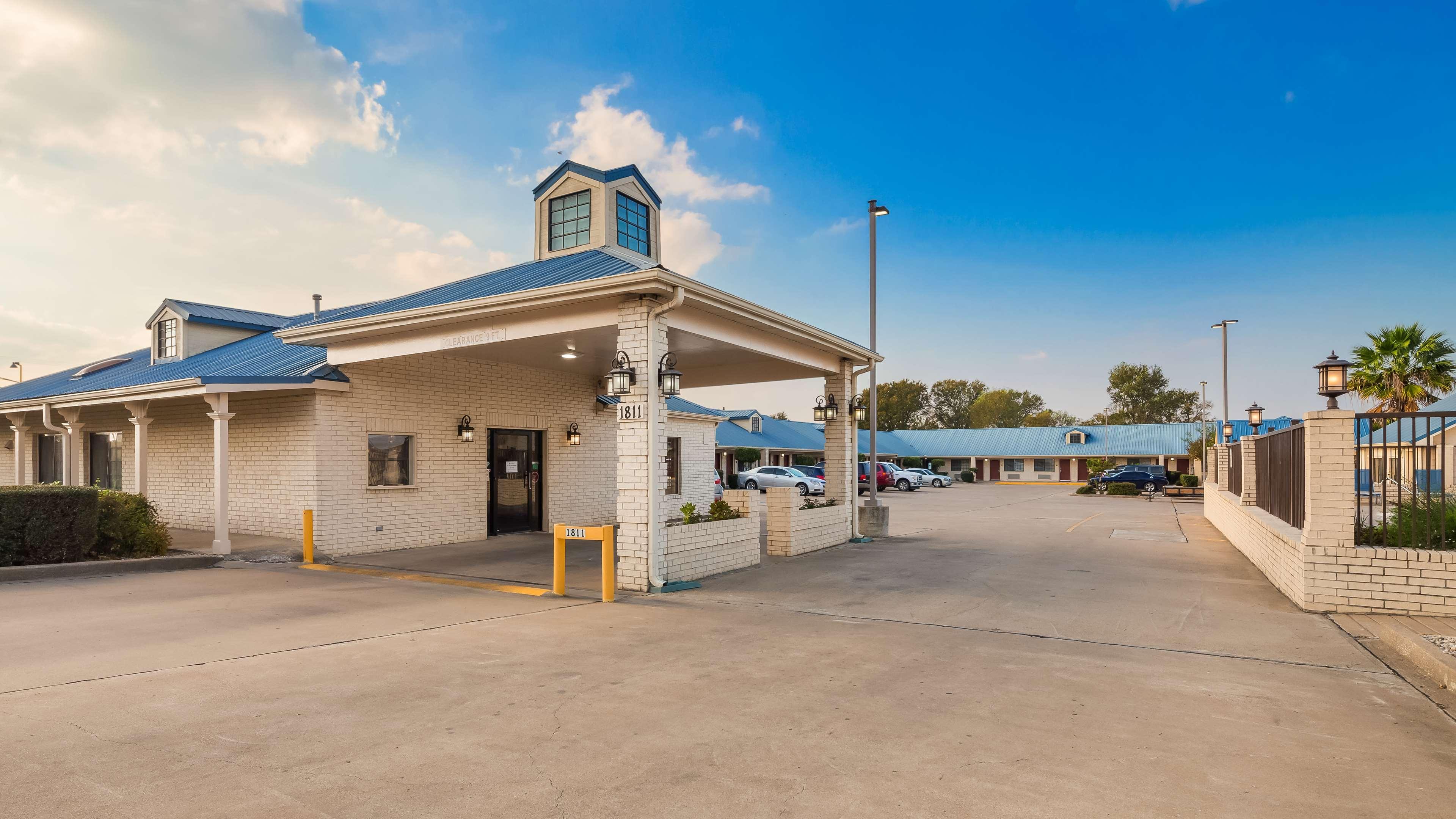 Best Western Regency Inn & Suites Gonzales Extérieur photo